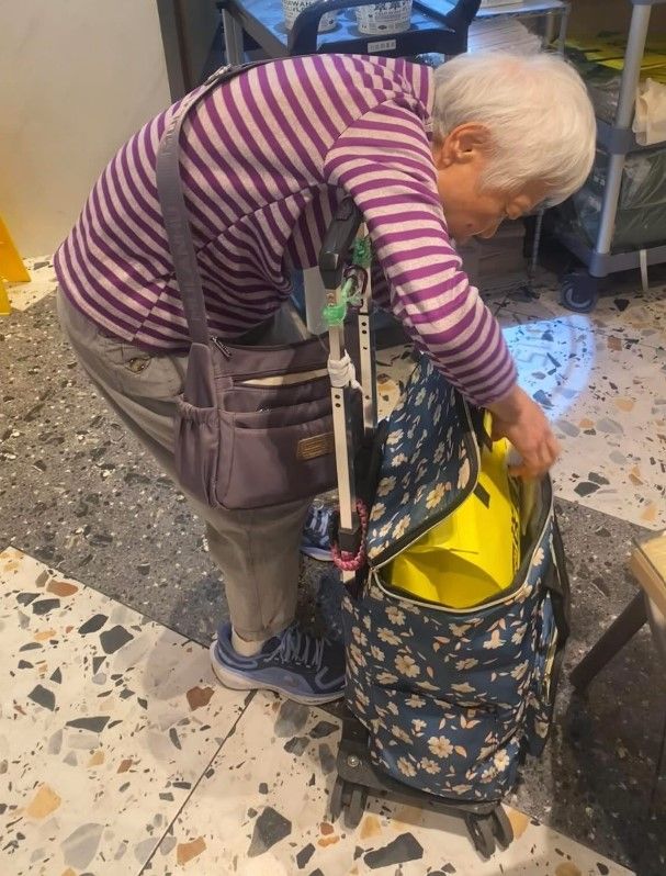 港老婦自力更新電話接單送外賣做步兵