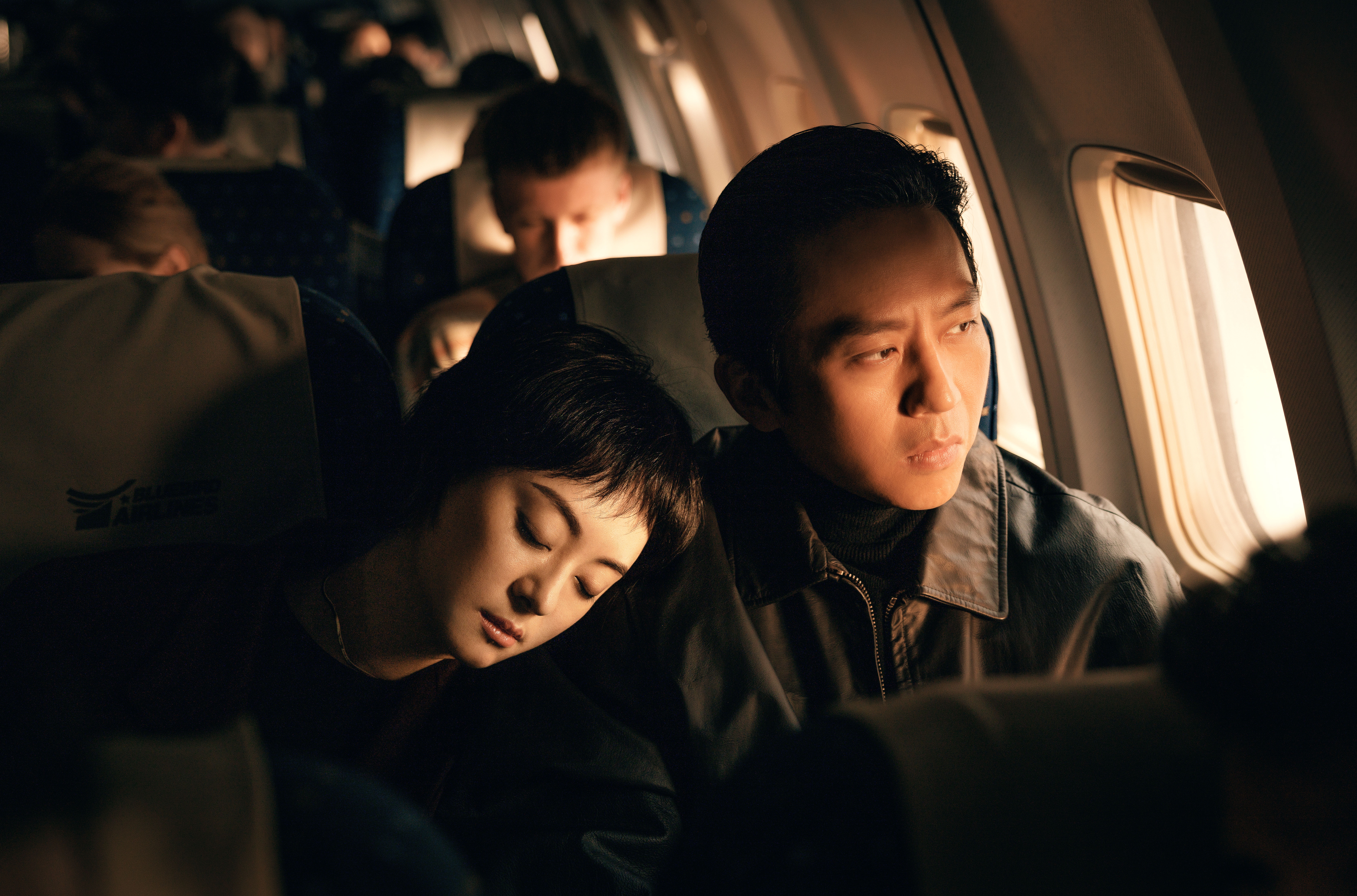 飾演戴敏佳的鄧超，與飾演戴敏佳妻子王盈的孫儷。