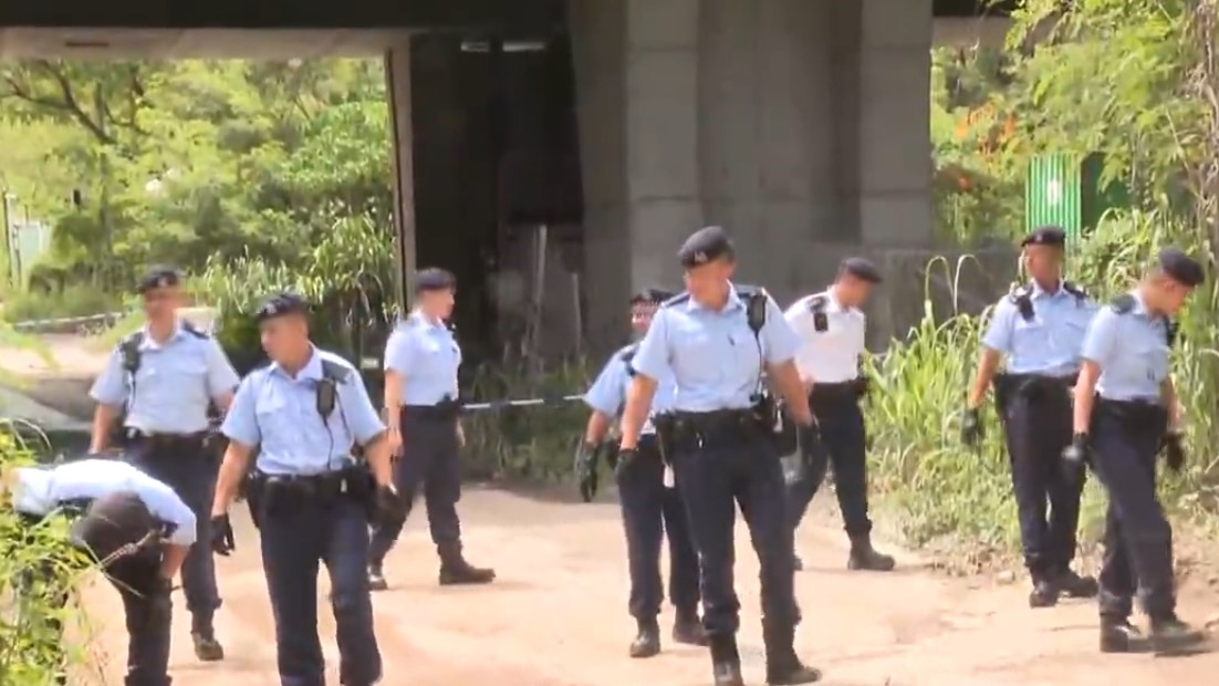 警方鑑證科「罪案現場勘查（CSI）流動實驗室 」車輛、機動部隊及政府化驗師亦到場搜證。