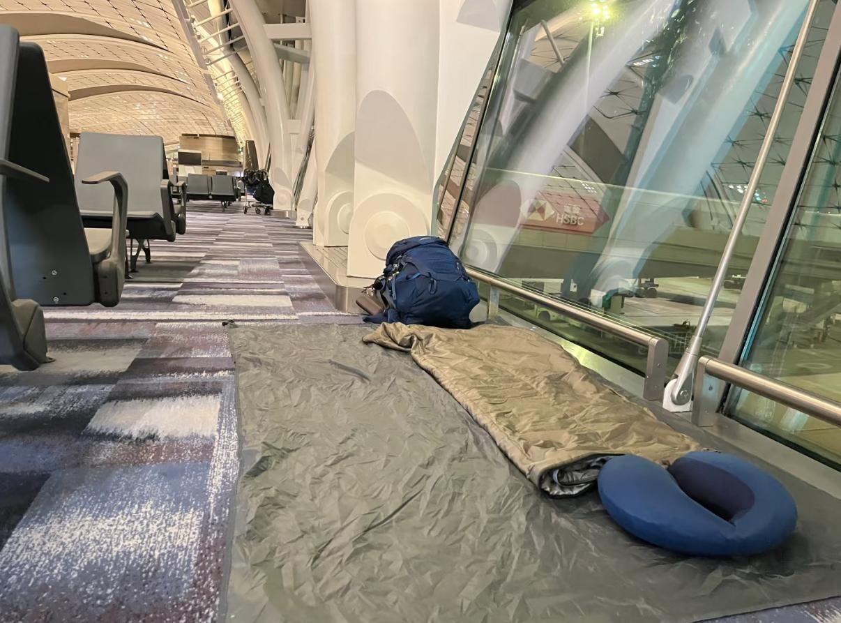 五一黃金周｜內地女教香港機場窮遊過夜攻略，稱「放下羞恥心」睡地上。