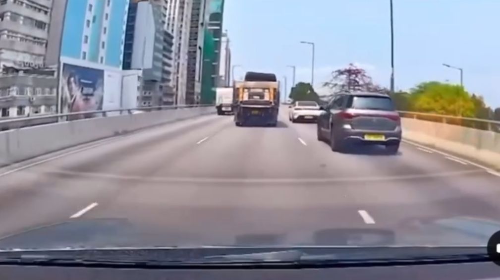 西環天橋勾斗車誤跌梳化落地後車險中