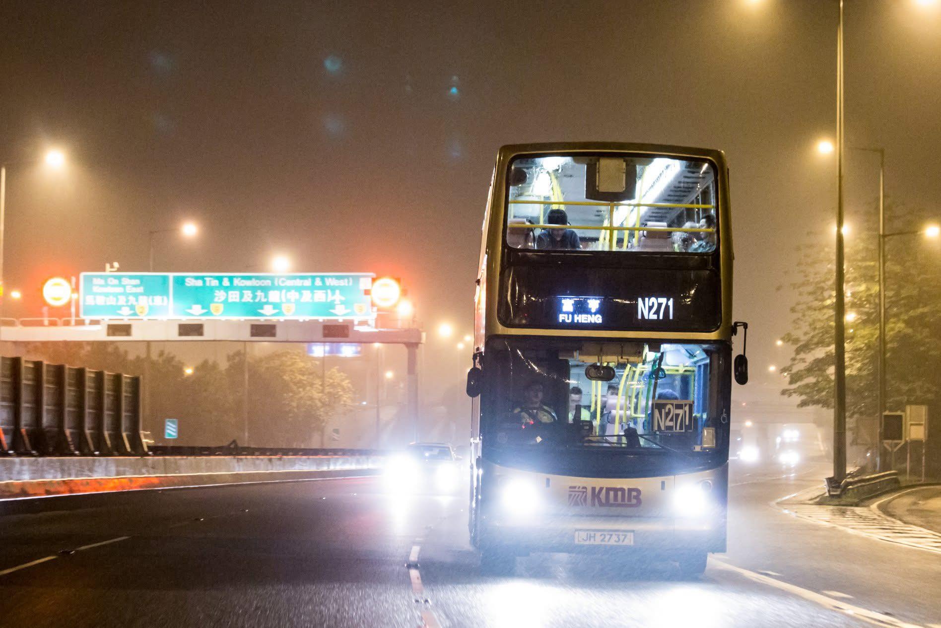 可能是有軌電車、霧、道路和文字的圖像