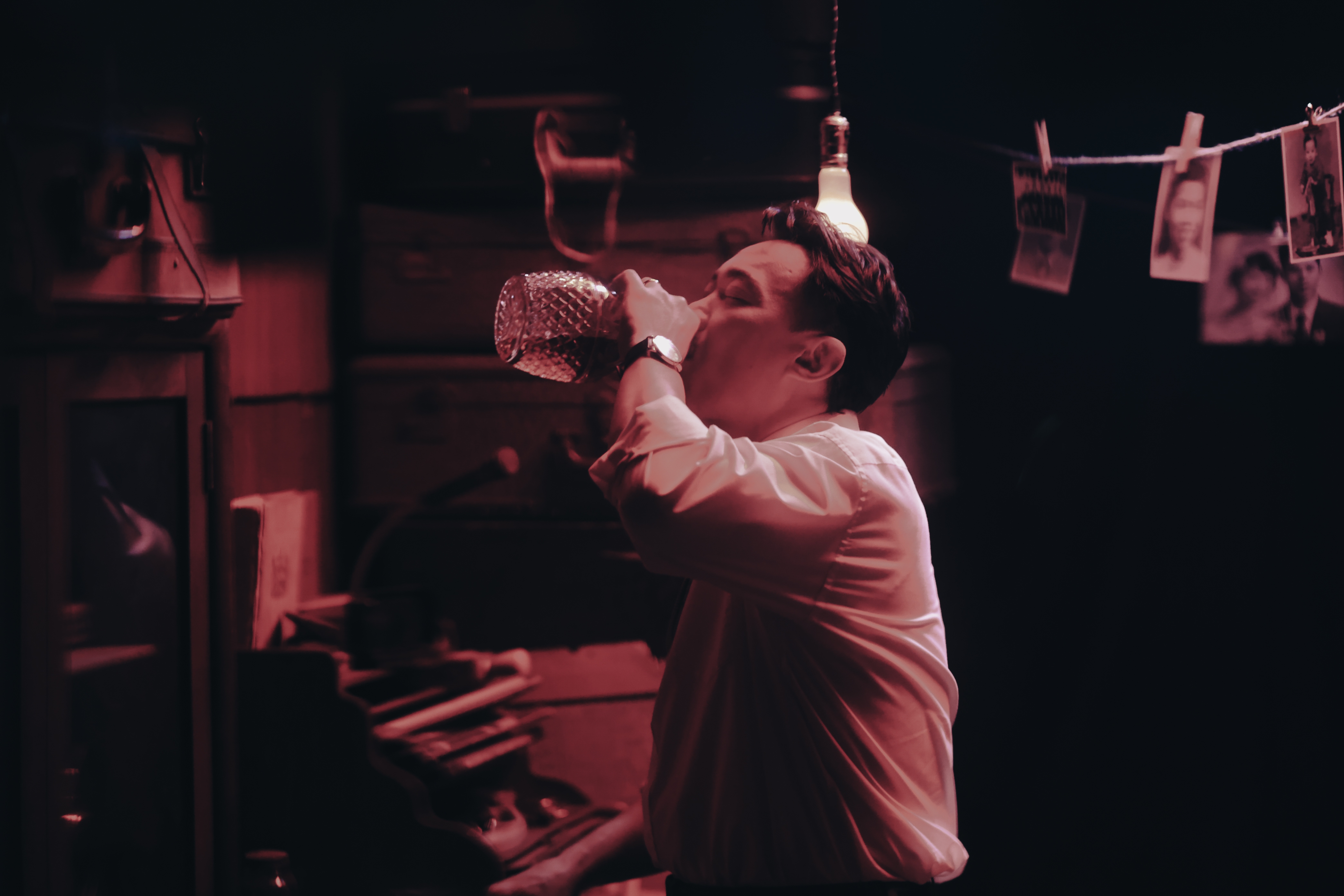 《盲婚啞嫁》歌曲劇場版是講述Eason是一位攝影師。