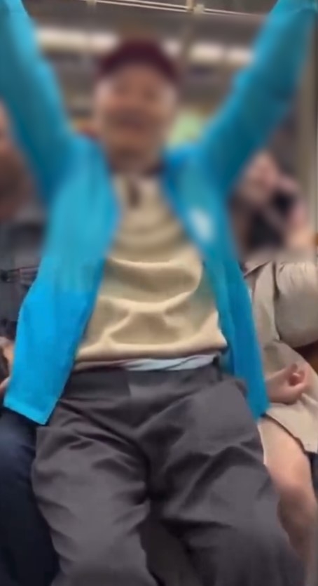 阿伯坐地鐵拒坐關愛座　強行坐女生大腿誇張畫面曝光　唔止偷摸仲磨蹭