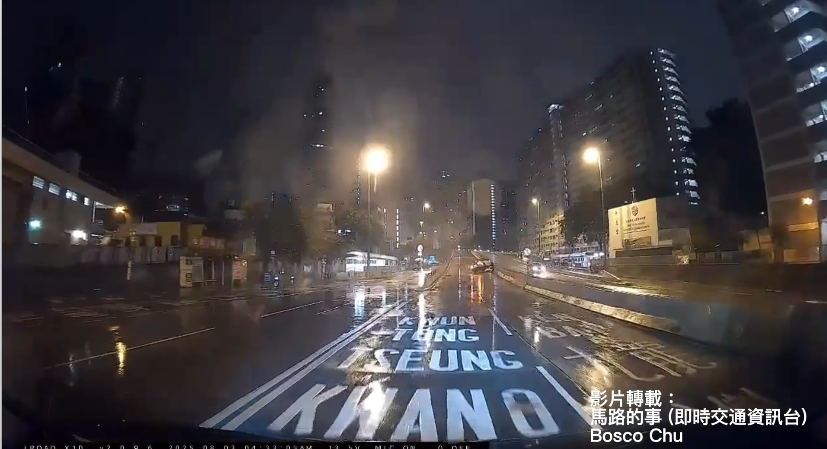 車Cam直擊｜龍翔道恐怖車禍，私家車疑「雨中跣軚」失控炒橋壆。(影片轉載：馬路的事 (即時交通資訊台)Bosco Chu)