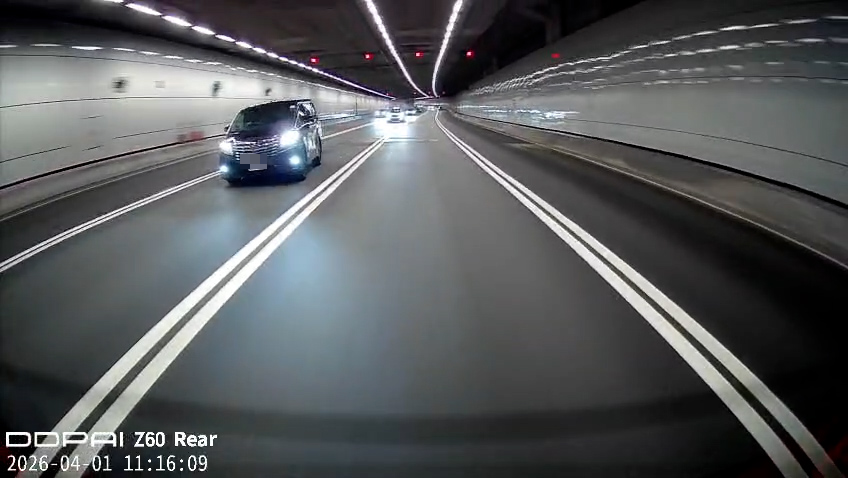 七人車被撞至車身晃動，不過司機成功將車身穩定下來。最終，涉事的士和七人車看似均減速停下。（報料觀眾影片截圖）