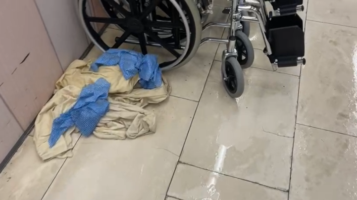 東張西望｜東張+直擊瑪麗醫院　女士黑雨下苦等小巴兩個鐘　的士無法上落山接客