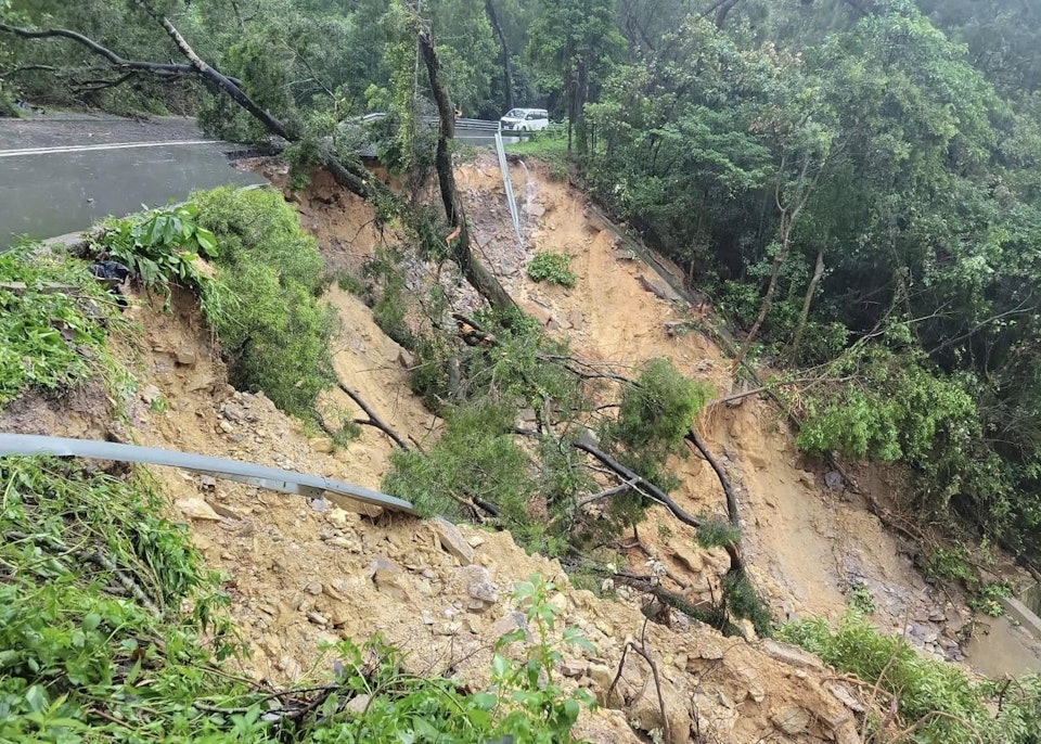 新娘潭路近涌背出現山泥傾瀉，使到路面塌陷，亦有樹木橫亙在馬路上。（Geo Channel 土力場 Facebook）