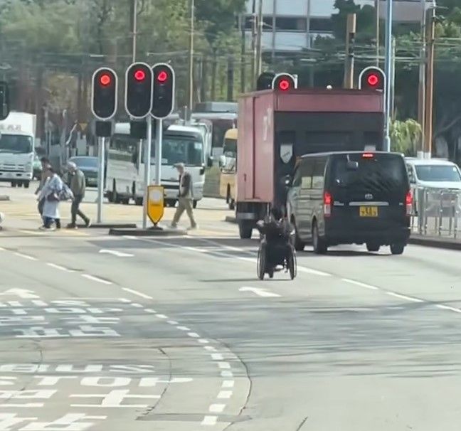 天水圍電動輪椅馬路高速奔馳
