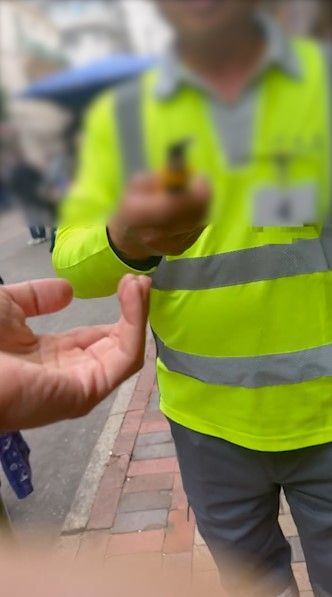 食環署外判清潔工涉自貼街招扮清理，現轉介警方跟進事件。