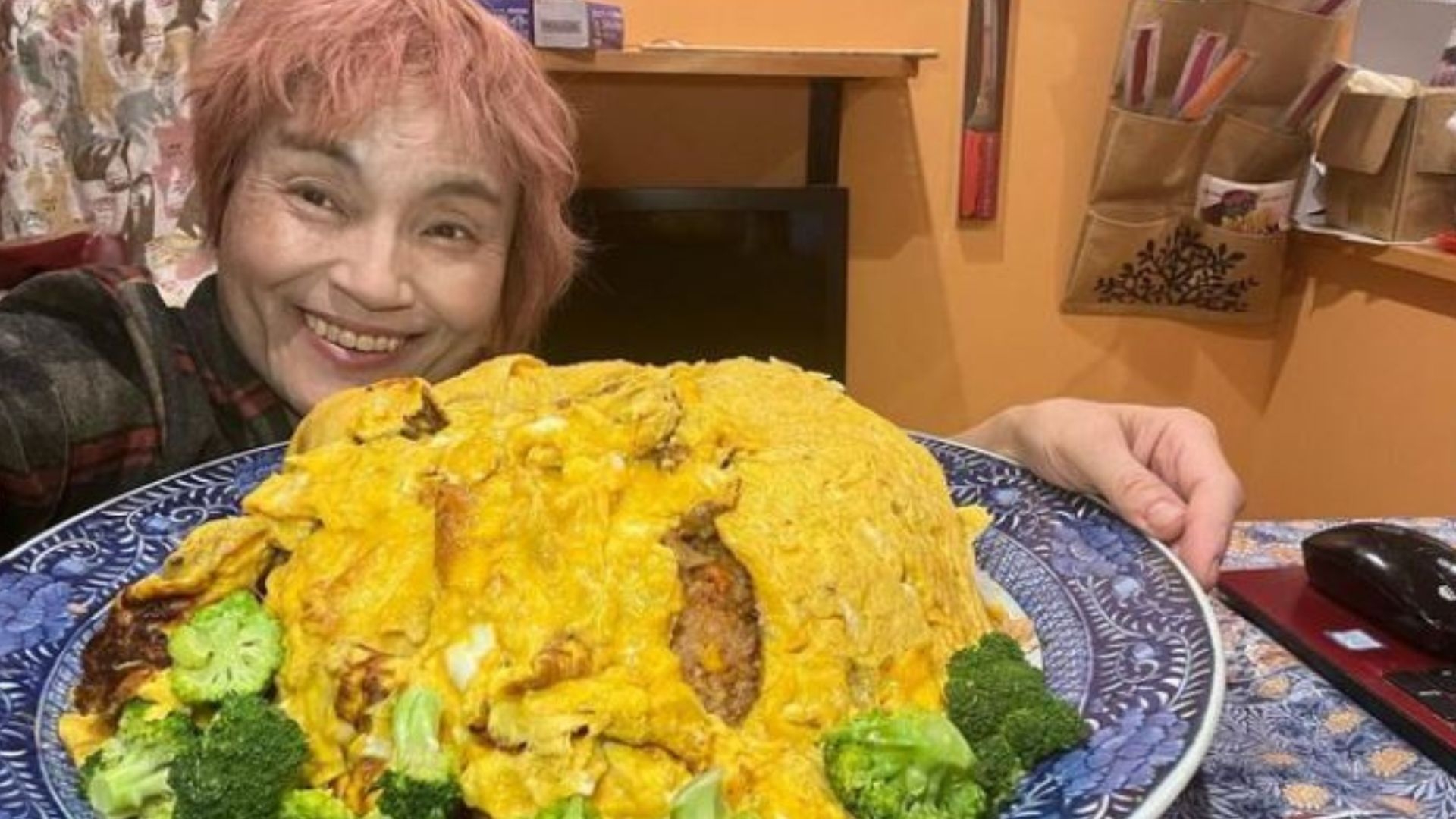 菅原初代出生於岩手縣，曾講過壓力太大，要靠食嚟發洩。