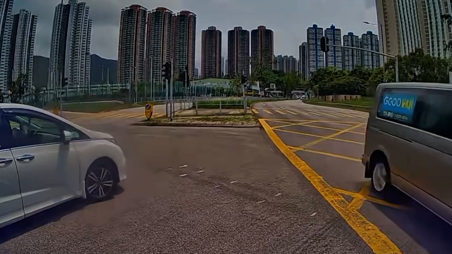 粵車南下｜內地司機唔睇燈行錯路　巴士司機公開片段：呢個位唔轉得右㗎 (Facebook@Soso Chan)