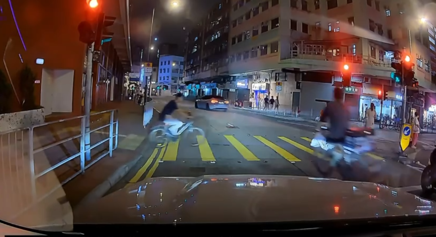 車Cam直擊｜電動單車衝紅燈直衝撞跌單車友