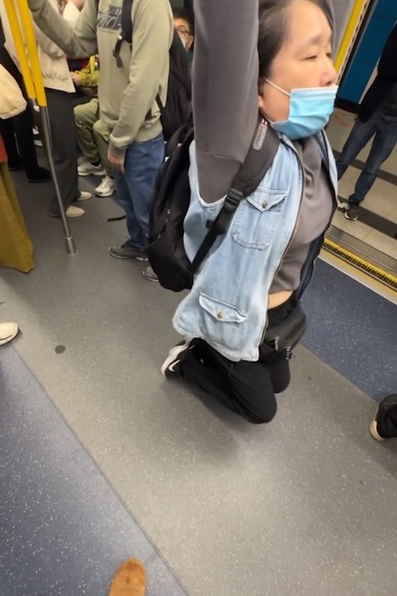 東鐵線「女蜘蛛俠」出沒　玩扶手吊環盪鞦韆　網民：真係無家救 (Threads@lilordon)