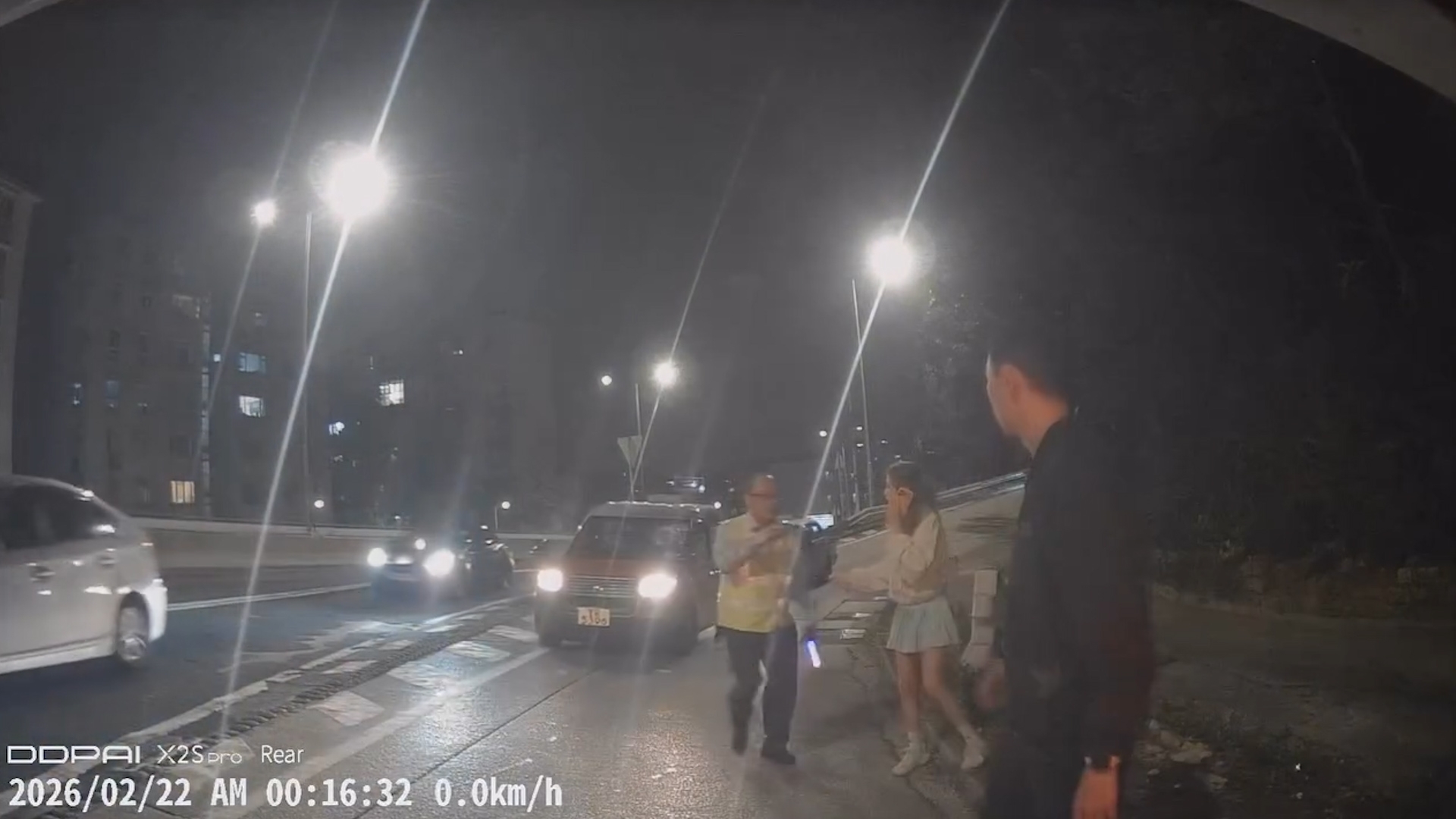 好心情侶落車幫忙獲讚：好有愛！