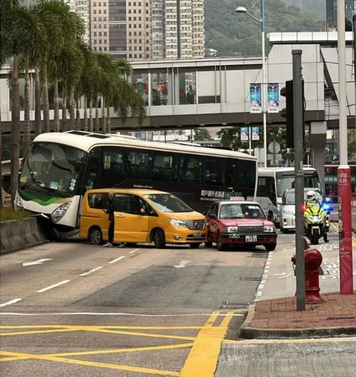 荃灣大河道旅遊巴撞壆意外　交通一度嚴重擠塞現已解封