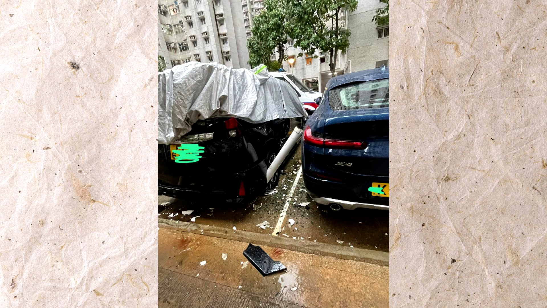 被砸中的車輛車身出現凹陷，當中損毀最嚴重的是一輛黑色七人車，有一截水管插在該車後輪，該車後座車窗亦被砸破。