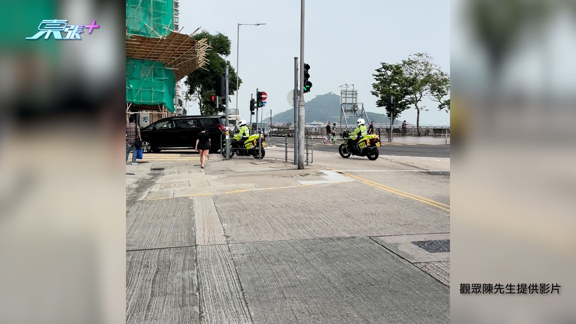 東張西望報料｜堅尼地城過路燈要等兩次先轉綠　遊客亂衝馬路惹街坊不滿：影響香港旅遊形象 （觀眾陳先生提供影片）