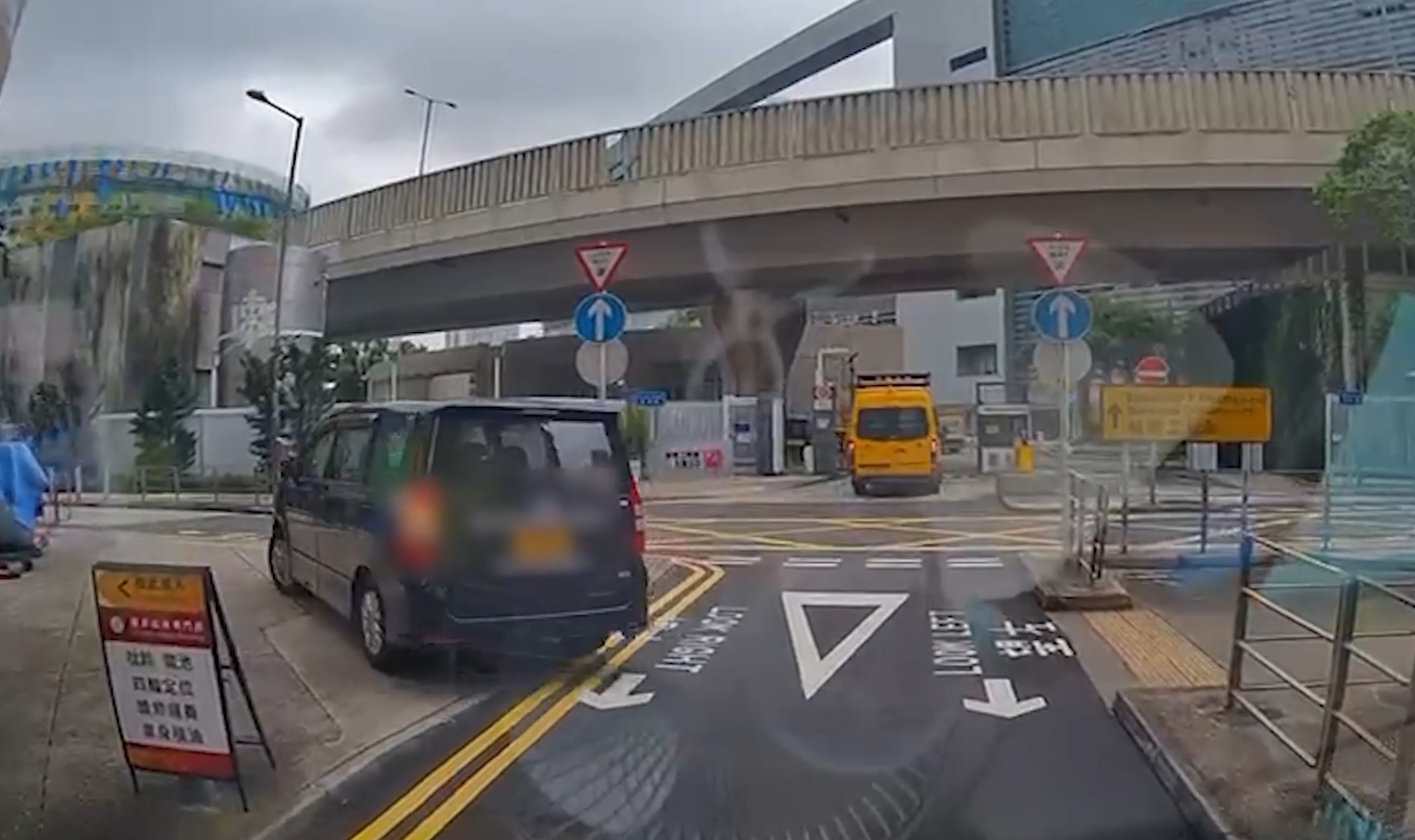東張報料｜九龍灣P牌司機公然鏟上行人路掉頭　片主憂意外發生