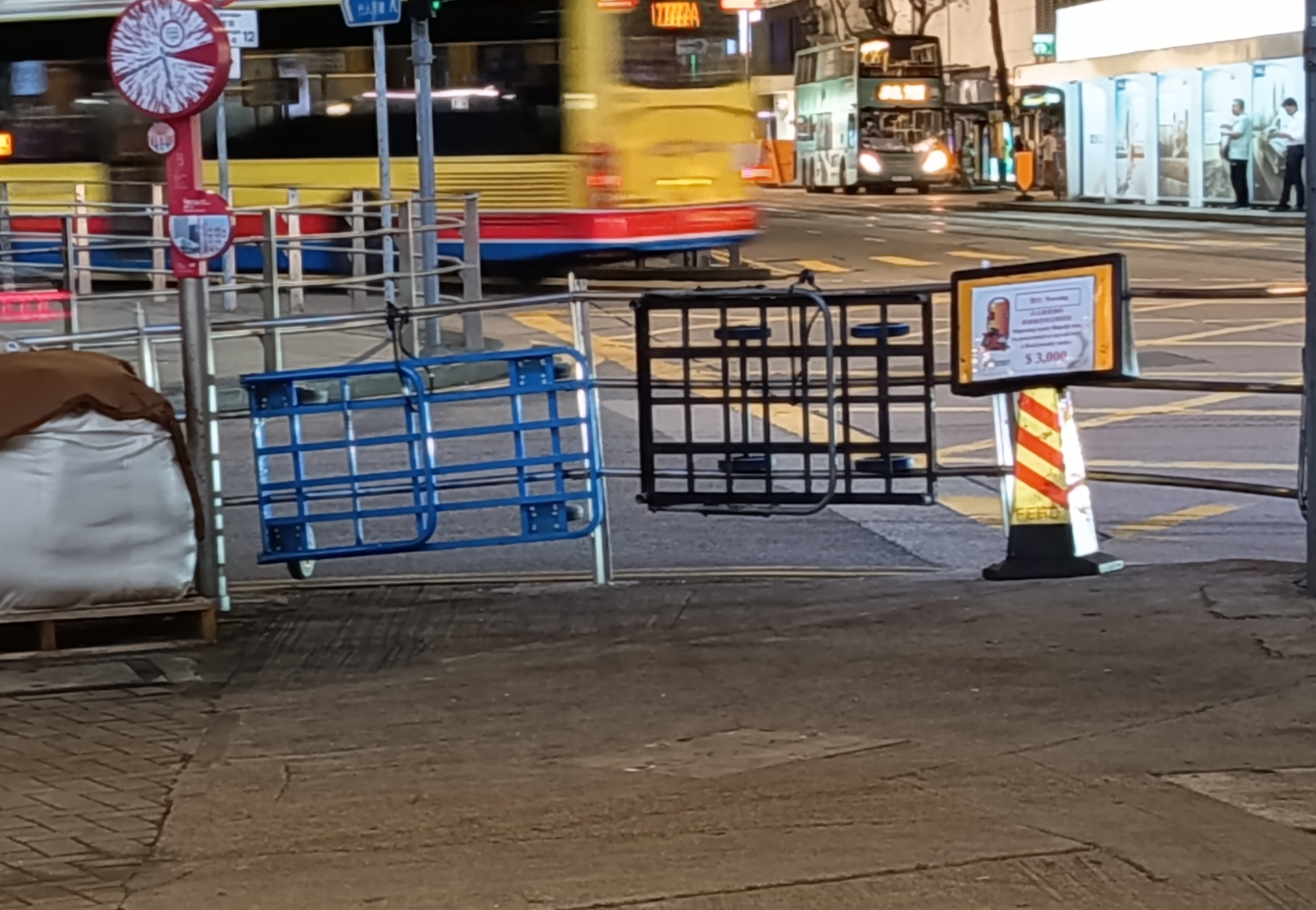 東張西望報料｜中西區鐵欄變「私人倉庫」　手推車單車全掛滿　居民怒斥報東張 （觀眾陳太報料）