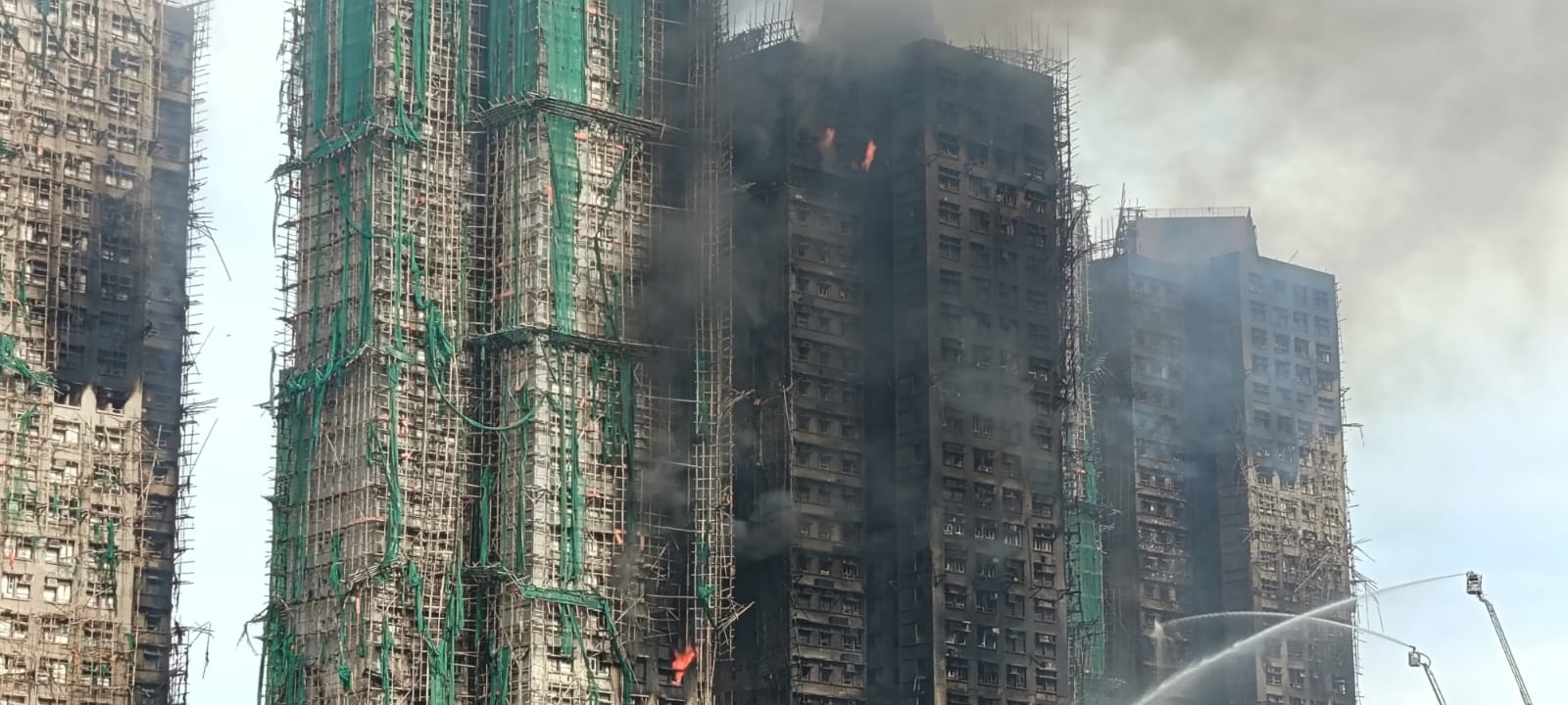 現場再次開始大火。