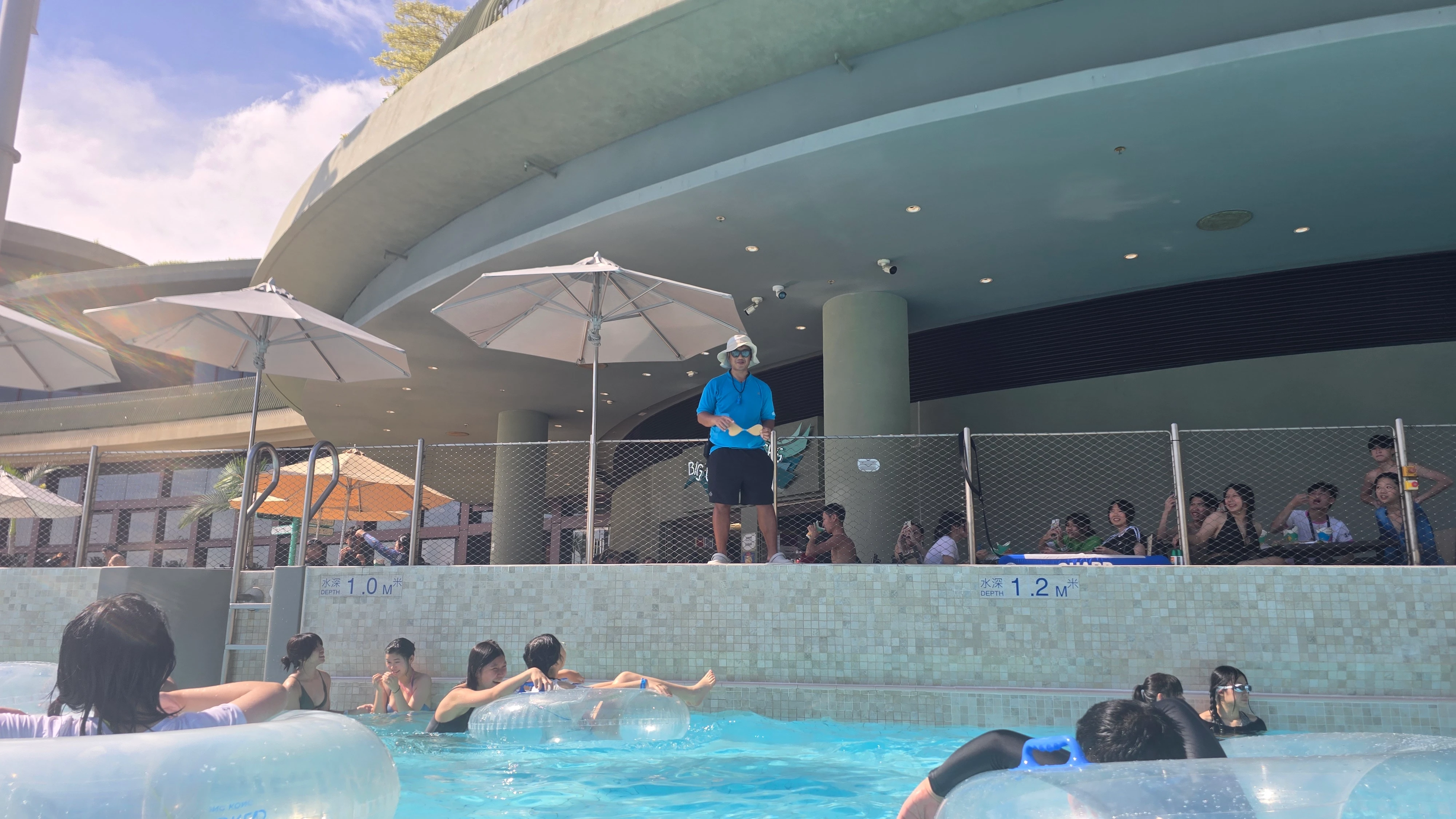 主題公園水上樂園「尷尬失物」無人認領　隱形胸圍貼牆成全場焦點