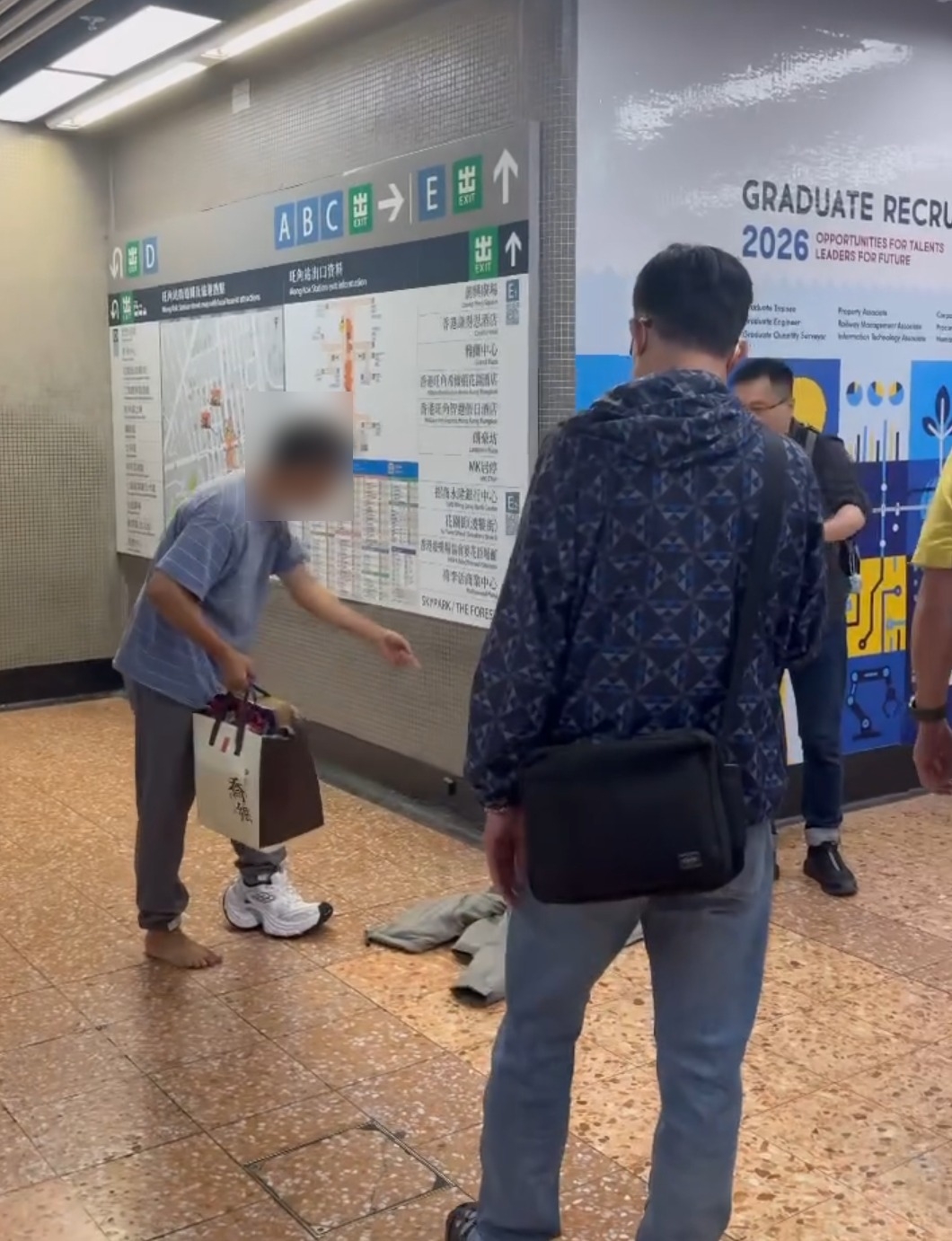 期間藍衣男子更一度踢至鞋子飛脫，赤腳繼續追踢。