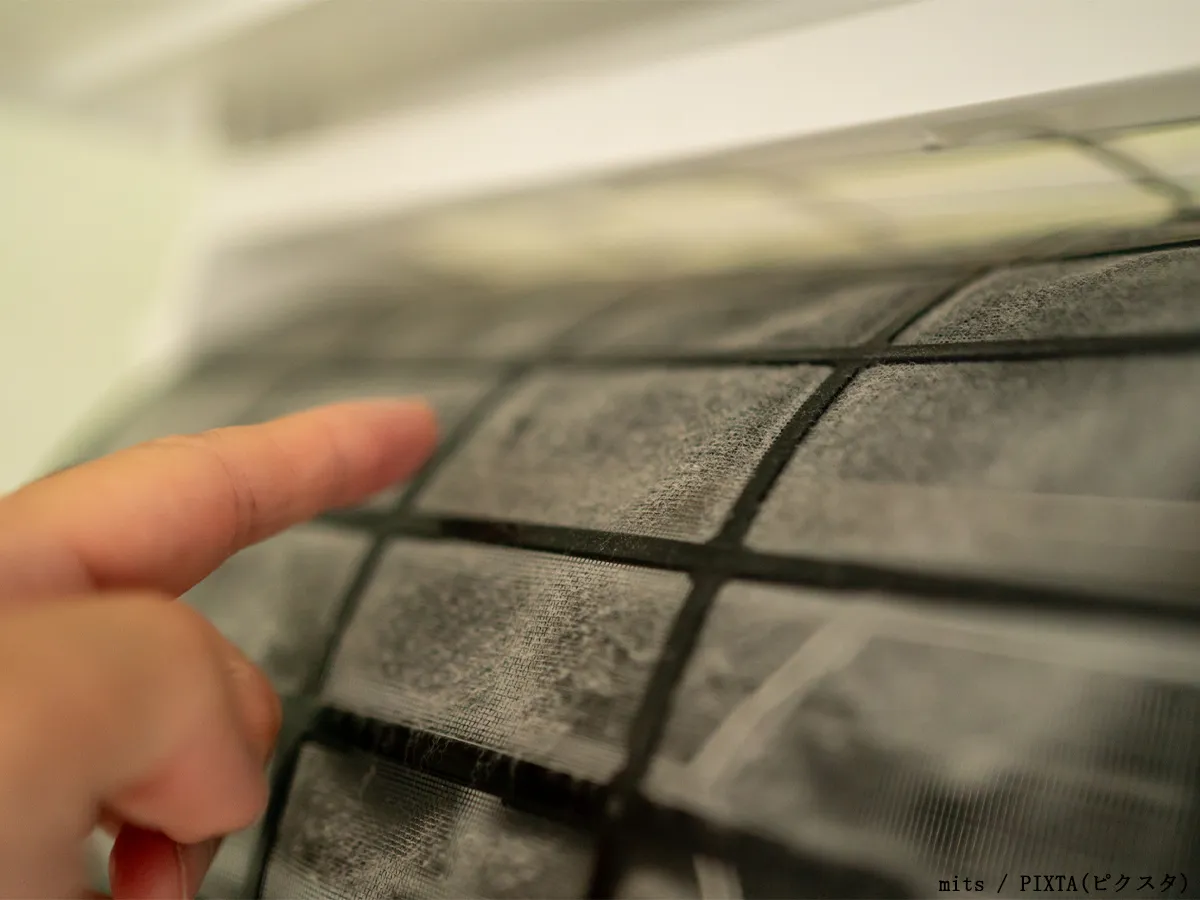 一張空調濾網的照片，上面佈滿了灰塵。