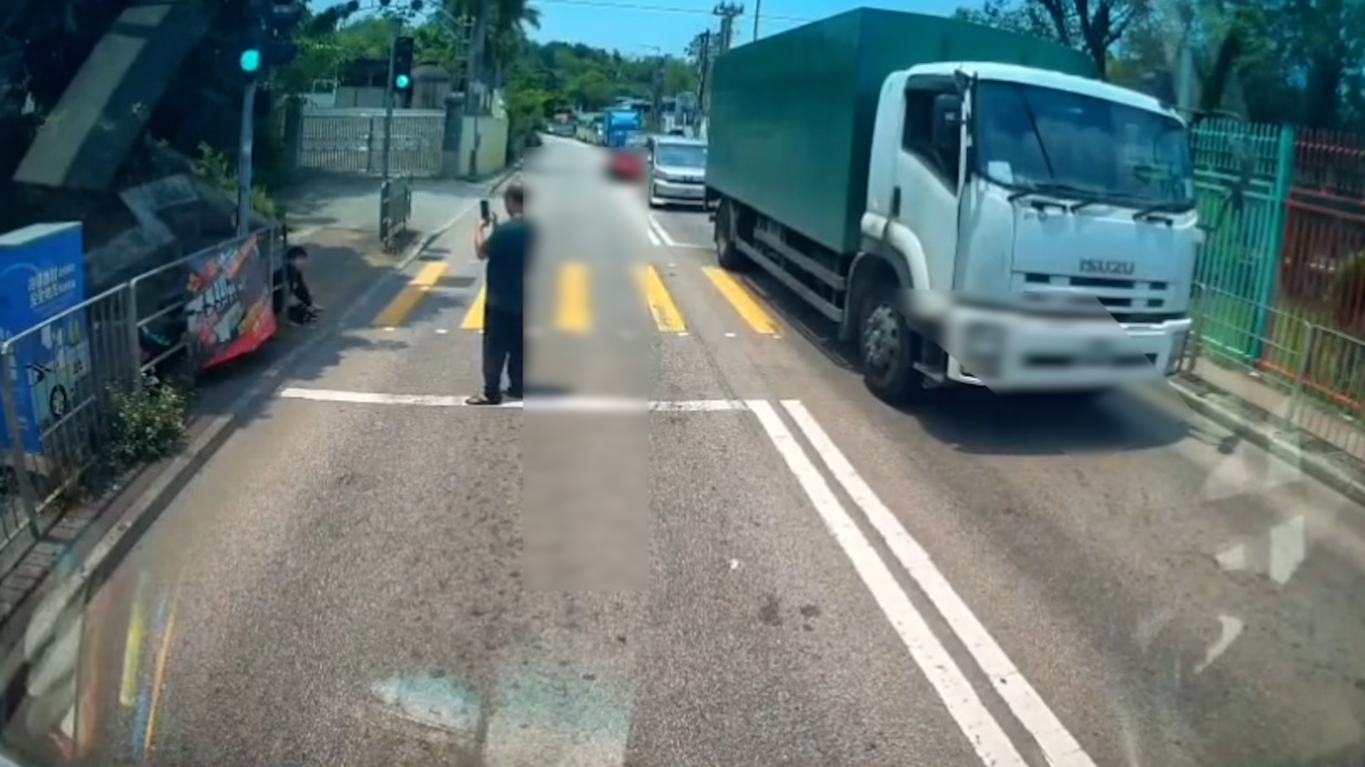 車Cam直擊｜男子青山公路衝紅燈「捐車罅」　遭貨車撞飛再反彈落地 （FB＠突發馬路車cam大全／Edwin Ying Fai）