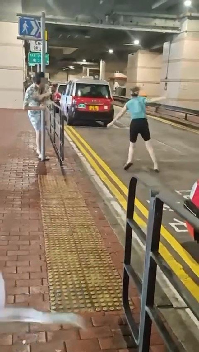 十號風球內地女被暴風吹跌　插水「臉朝下」飛撞結局勁慘　影片瘋傳