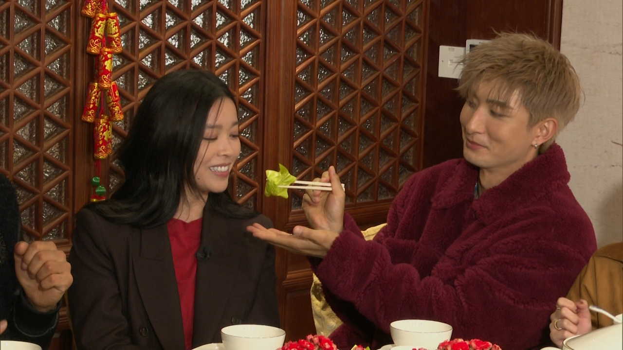 為了迎接結局篇，一眾演員聚首品嚐意頭十足的素食料理。