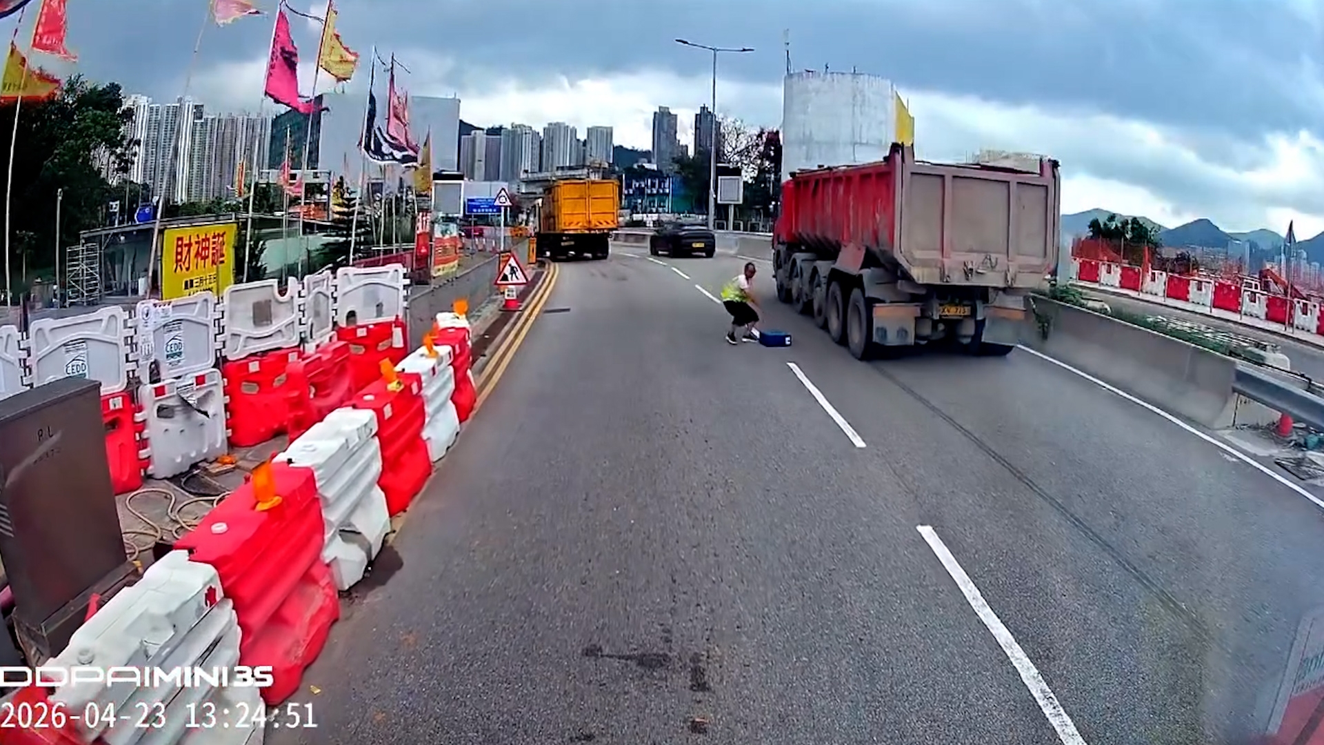 車Cam直擊｜公路中央驚現障礙物多車險生意外　網民發現滕麗名都差啲中招！ （fb影片）
