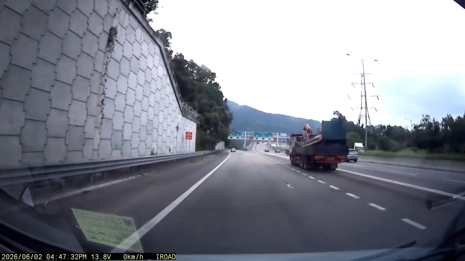 車Cam直擊｜吐露港公路貨車跌石屎板　險擊中旁邊私家車　網民稱「要去還神」