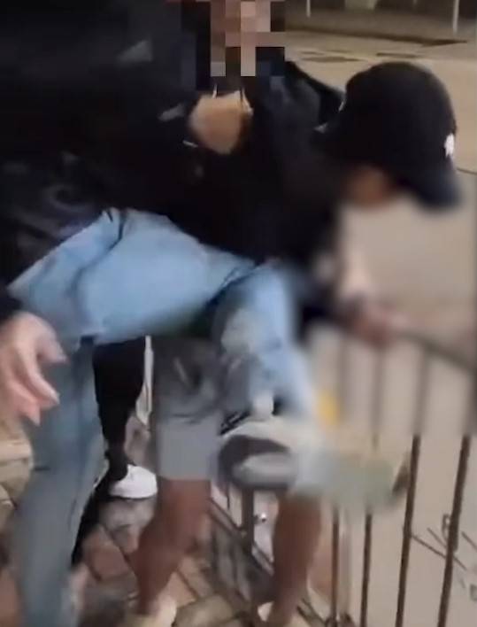 油麻地MMA｜短褲男遭雙人圍攻狠拳箍頸。(FB@Polly Sum)