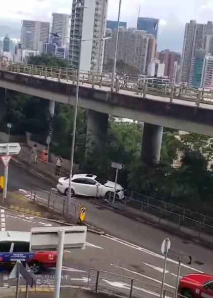 有片｜跑馬地私家車瘋狂亂駛鏟行人路。 (影片截圖)