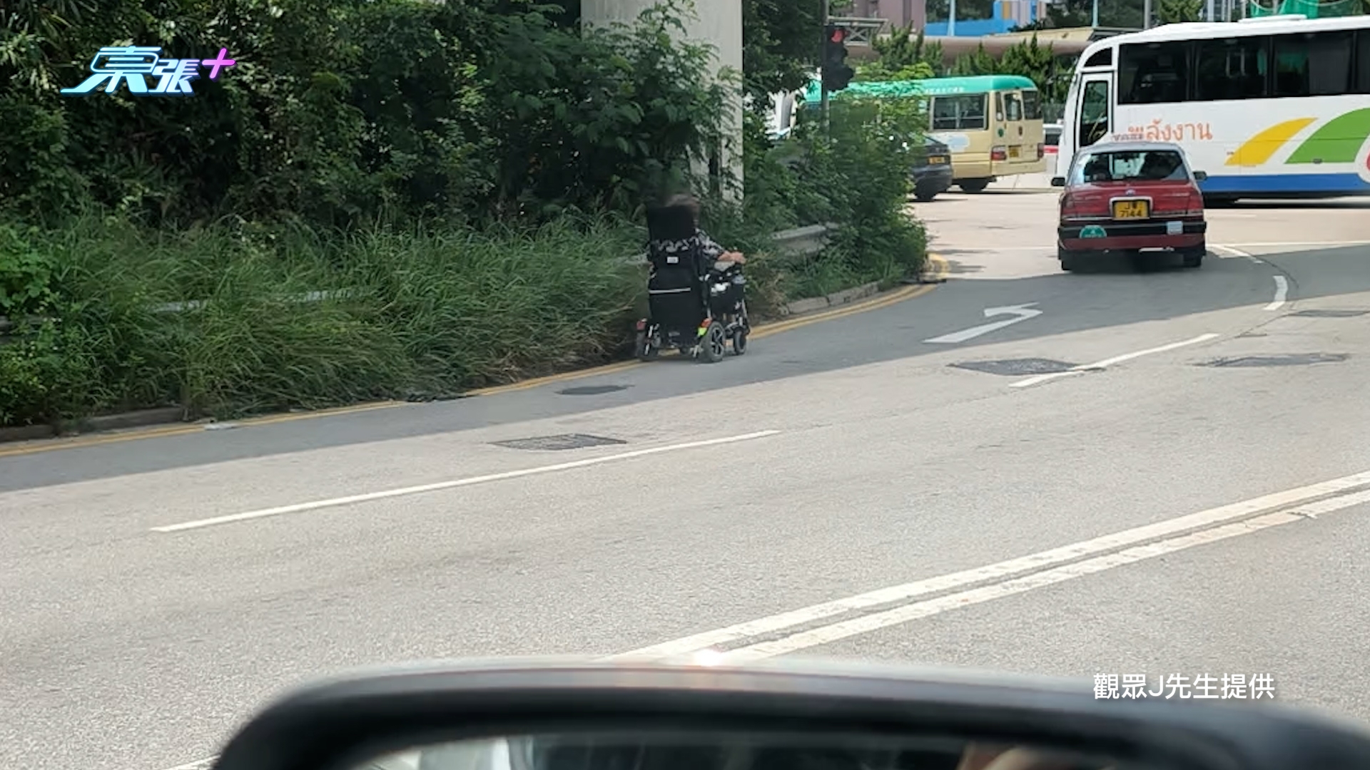 東張西望報料｜葵芳驚現長者電動輪椅與車爭路　司機直擊「上馬路」：嚇死人 （觀眾J先生報料）