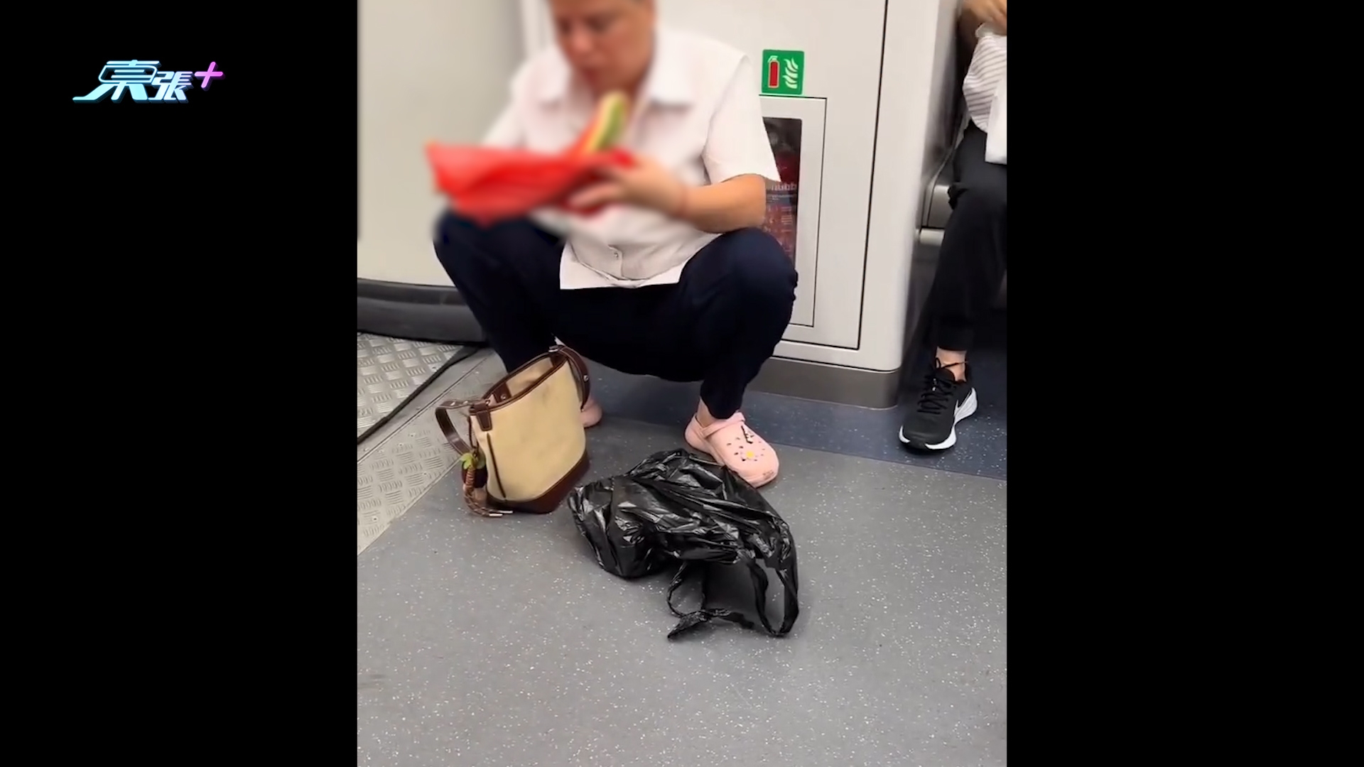 十一黃金周｜港鐵東鐵線內地客踎地食西瓜　被挪揄：不會令你失望的「貴賓」