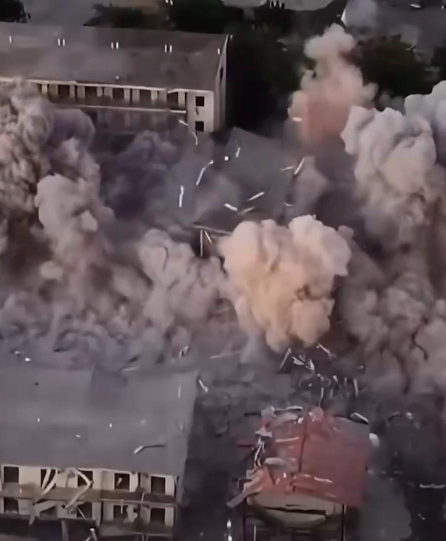 較早前，緬甸軍方稱拆除KK園區近150棟建築。（網上影片截圖）