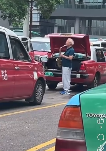 的士司機忙碌工作不忘調劑生活，的士站吹色士風獲稱讚浪漫。