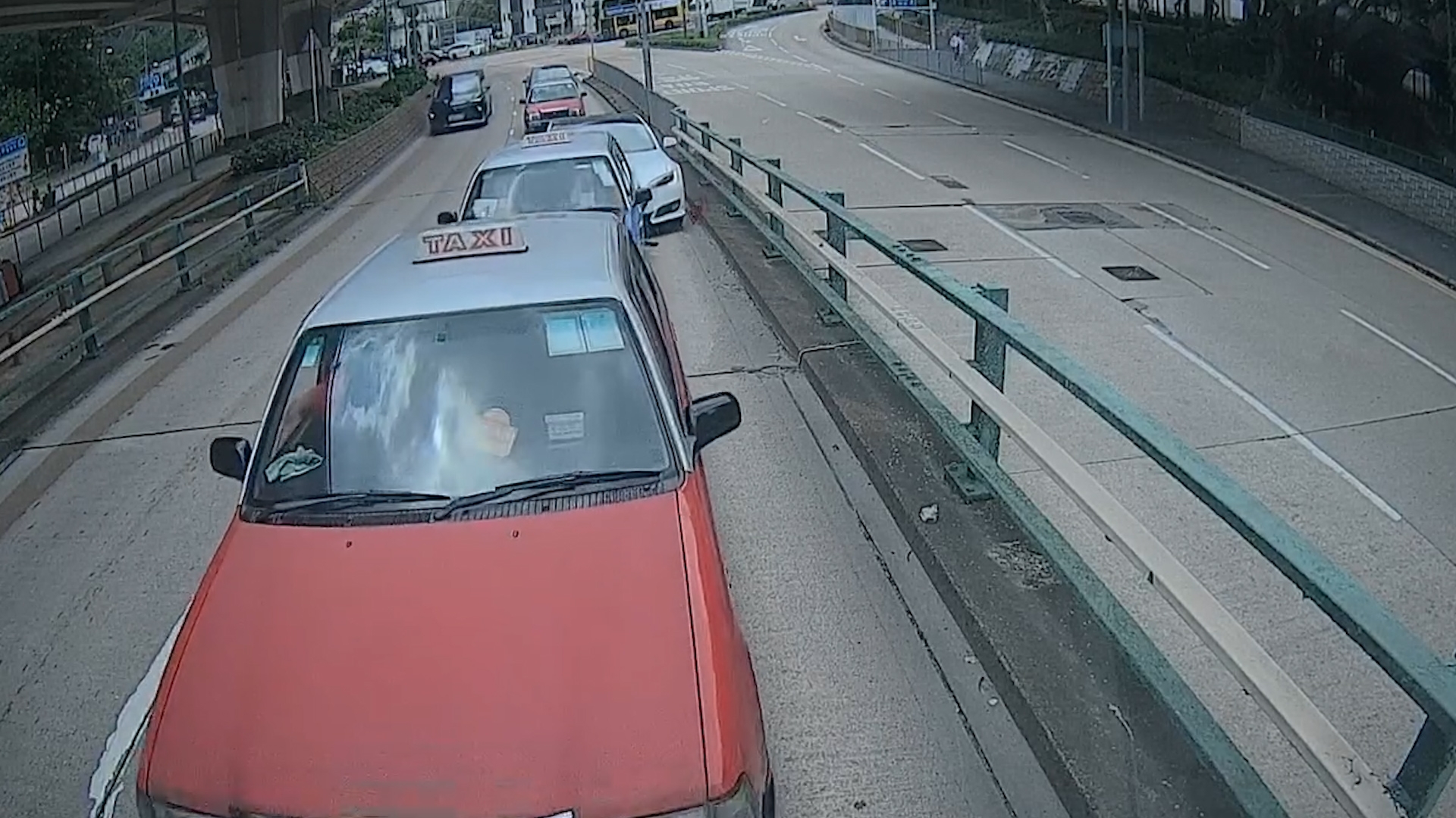 車Cam直擊｜Tesla司機揸車發夢「油門當Break」踩　車主：差兩吋中