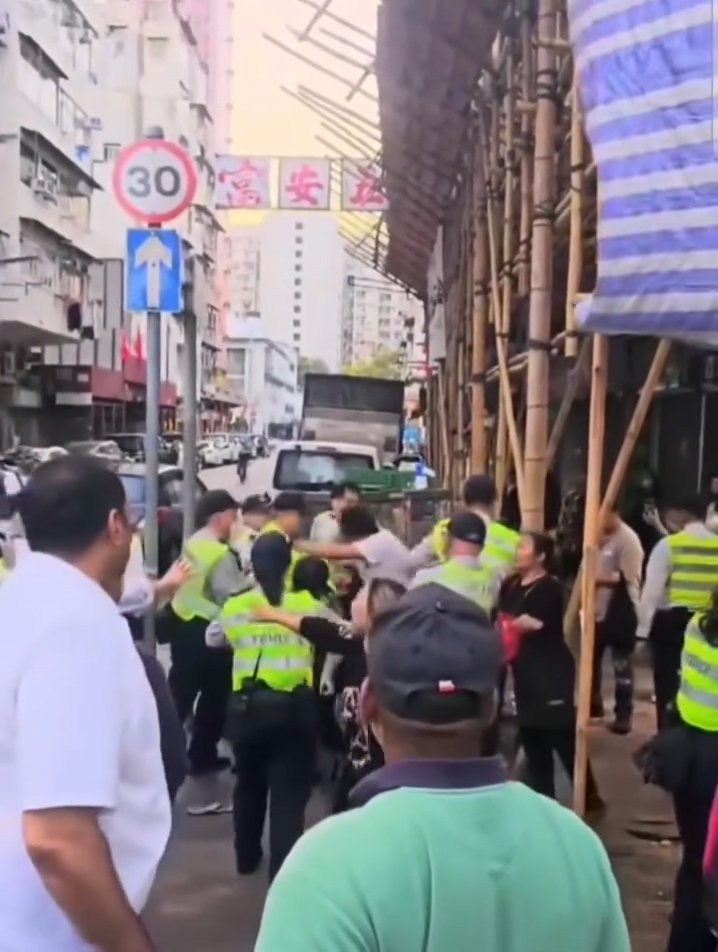食環署人員試圖制服白衣男，雙方不斷推撞拉扯。（Facebook影片截圖／香港突發事故報料區及討論區／Yuki Ng）