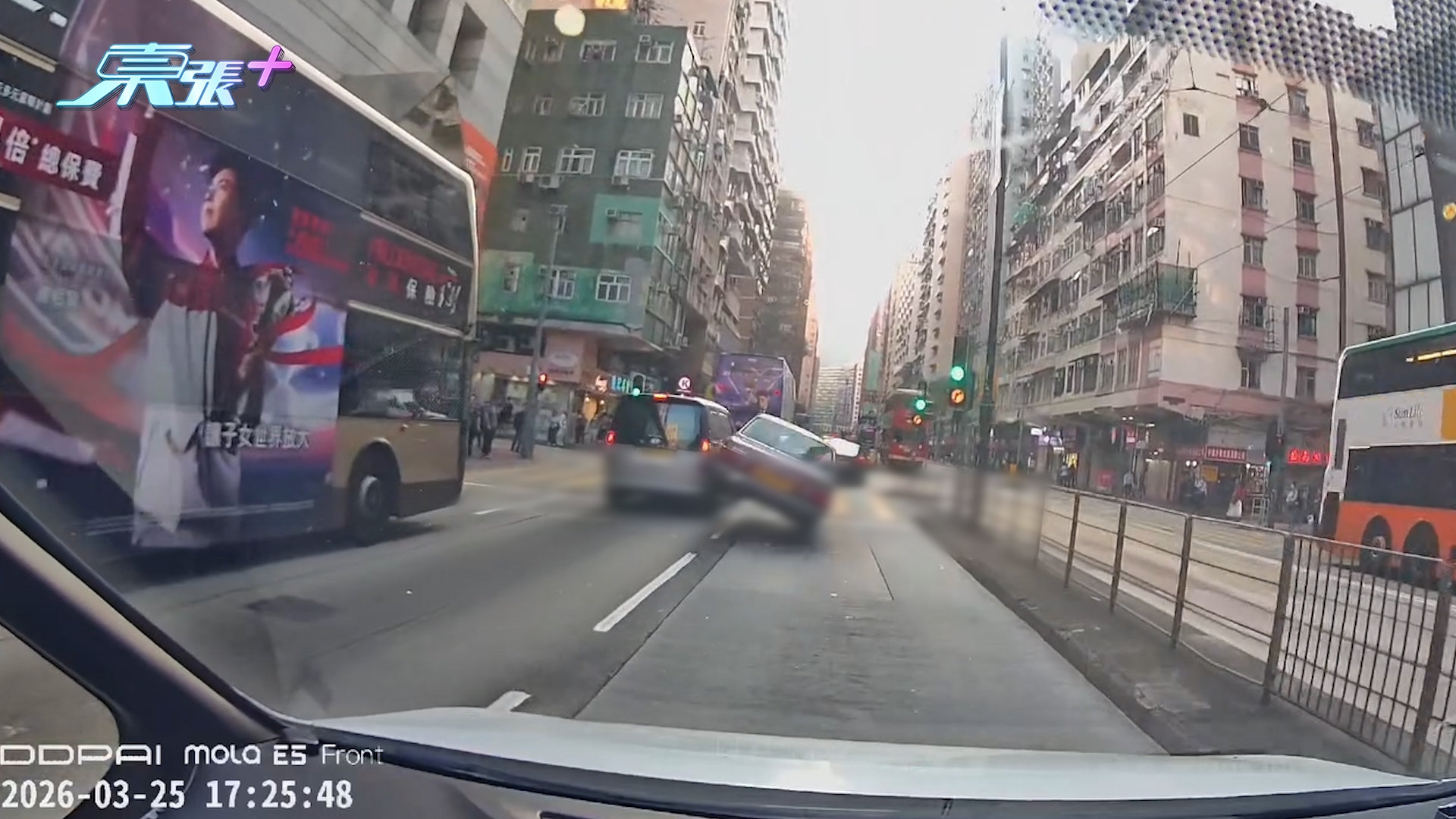 車Cam直擊｜舊Benz疑「發雞盲」炒鄰線七人車撞到彈起　Cam主：發緊夢啊？