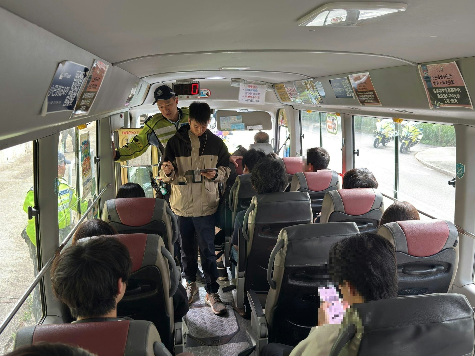 行動中，警員喬裝為乘客登上公共小巴，共有31名乘客沒有穩妥繫上安全帶，之後將會向相關違例人士發出傳票。（警方圖片）
