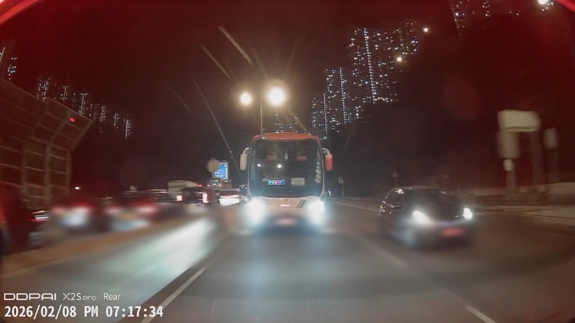 車Cam直擊｜將軍澳隧道旅遊巴大戰私家車　撞壆打白鴿轉　網民批評雙方