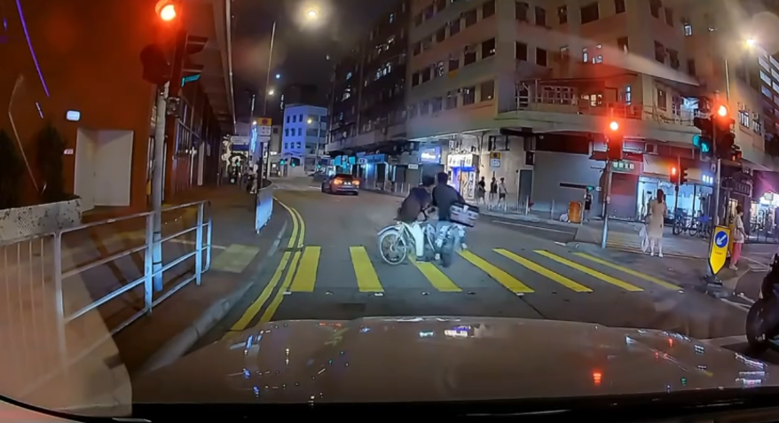 車Cam直擊｜電動單車衝紅燈直衝撞跌單車友
