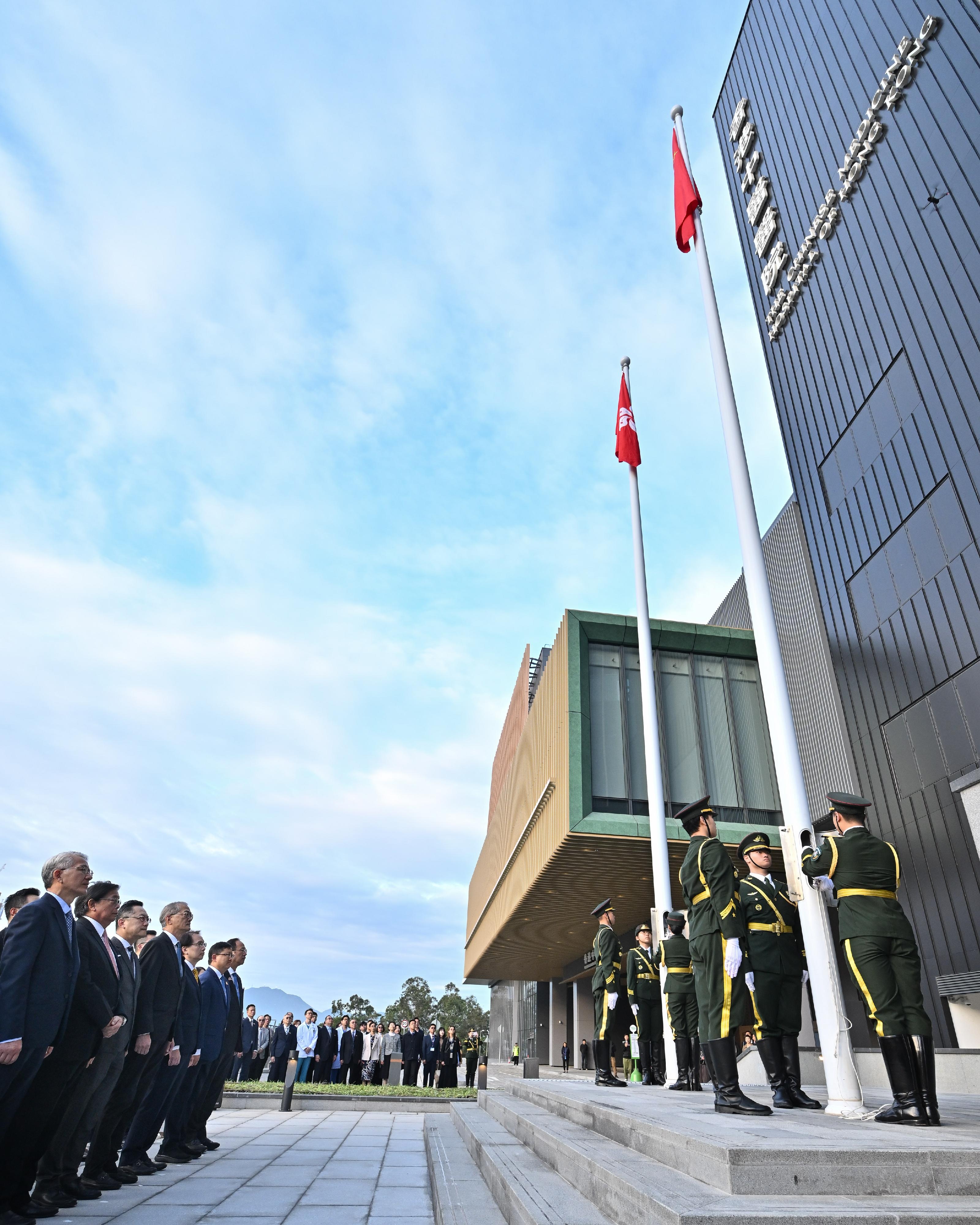 圖示醫務衞生局（醫衞局）局長盧寵茂教授（左四）今日聯同衞生署署長林文健醫生（左三）、醫衞局中醫醫院發展計劃辦事處總監張偉麟醫生（左五）、香港中醫醫院營運機構董事局主席王桂壎（左二）和香港中醫醫院行政總監卞兆祥教授（左一）出席醫院首次升旗儀式。（政府圖片）