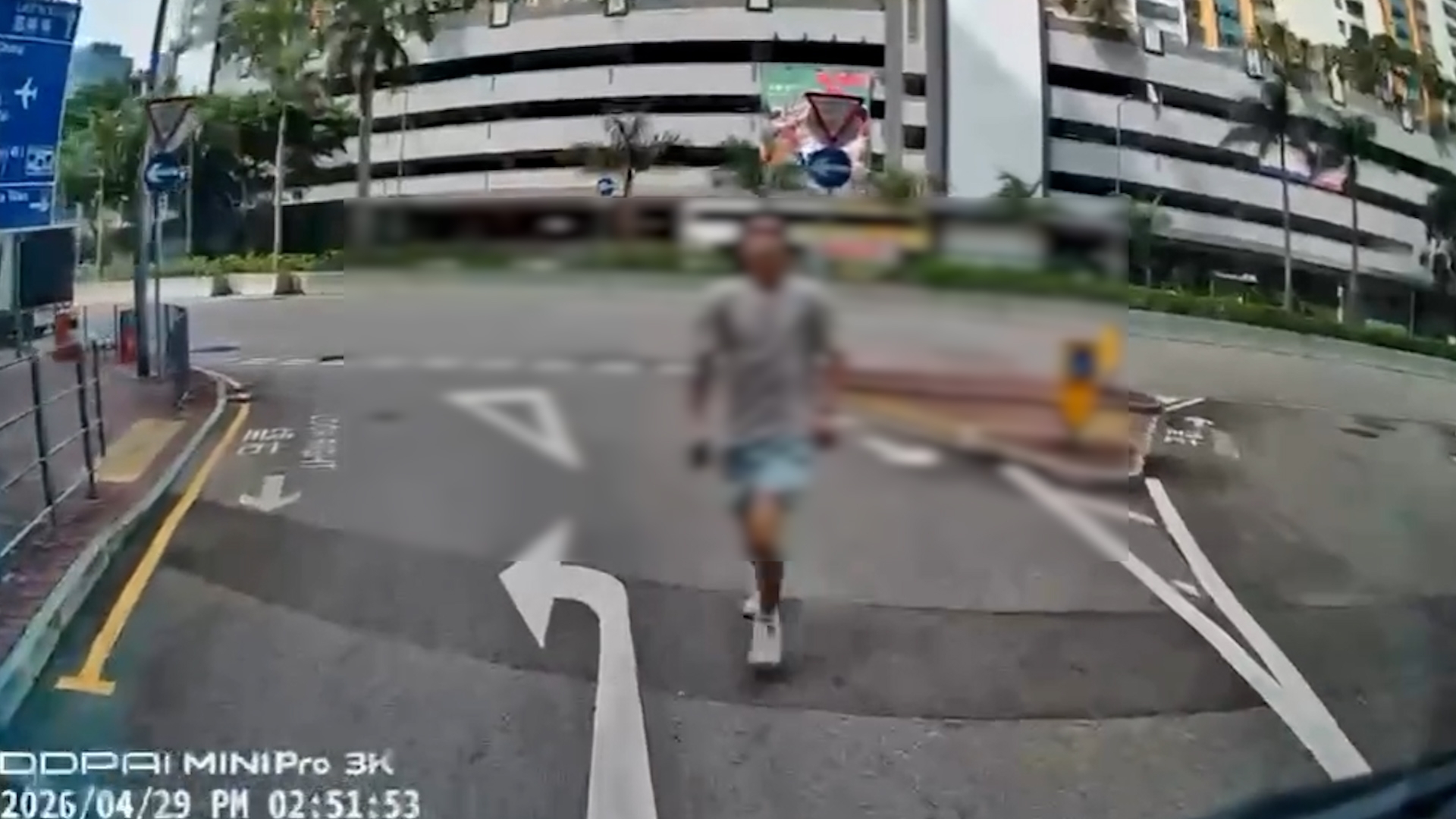 車Cam直擊｜深水埗男子碰瓷失敗　網民齊估：又係《東張》啲個案？（FB@車cam L（香港群組））