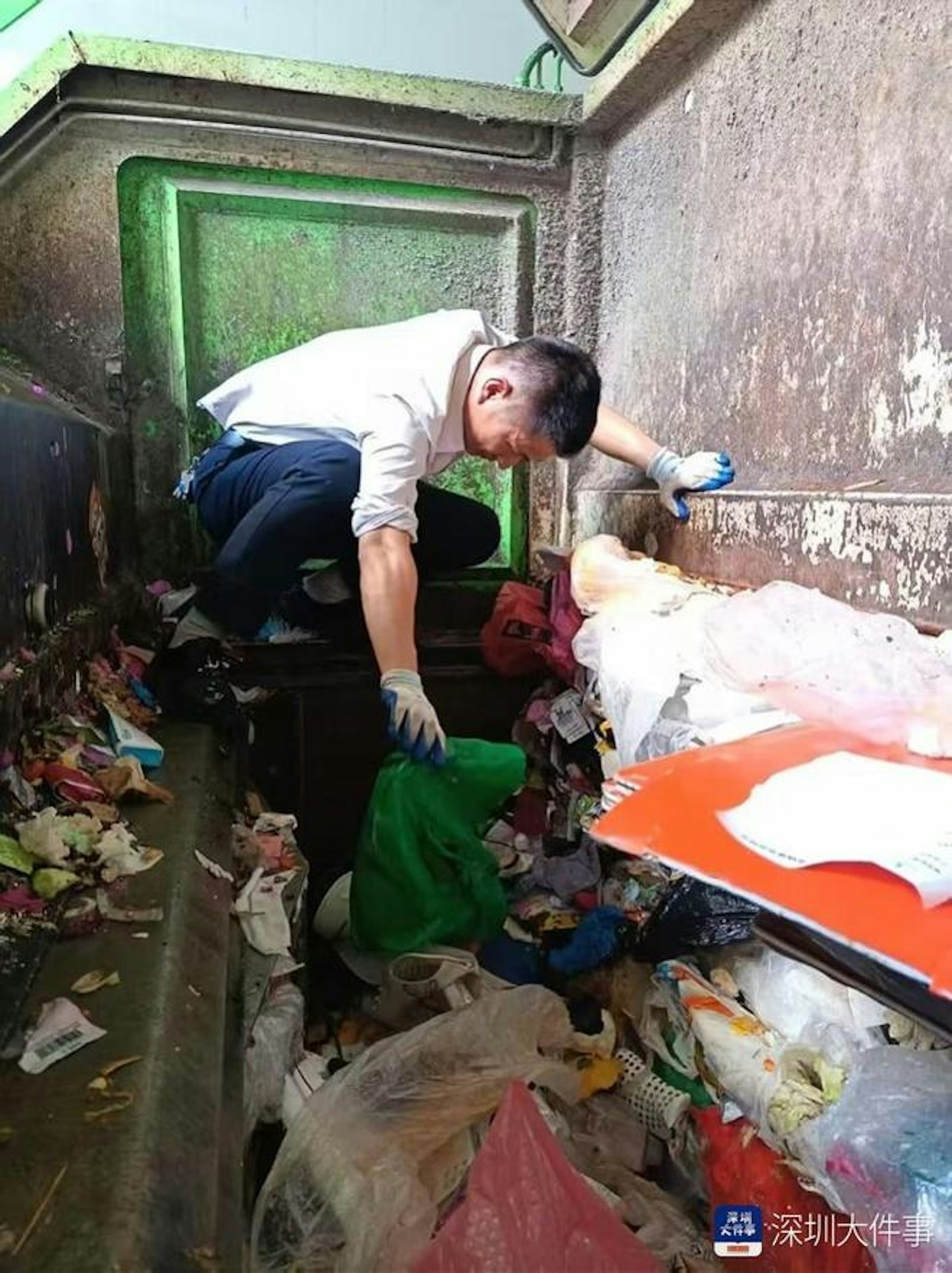 管家、清潔工及保安員一同上陣，在刺鼻氣味之中逐袋翻找，歷經通宵七小時的不懈努力，最終從垃圾山中成功尋回10萬元現金。（網上圖片／深圳大件事）