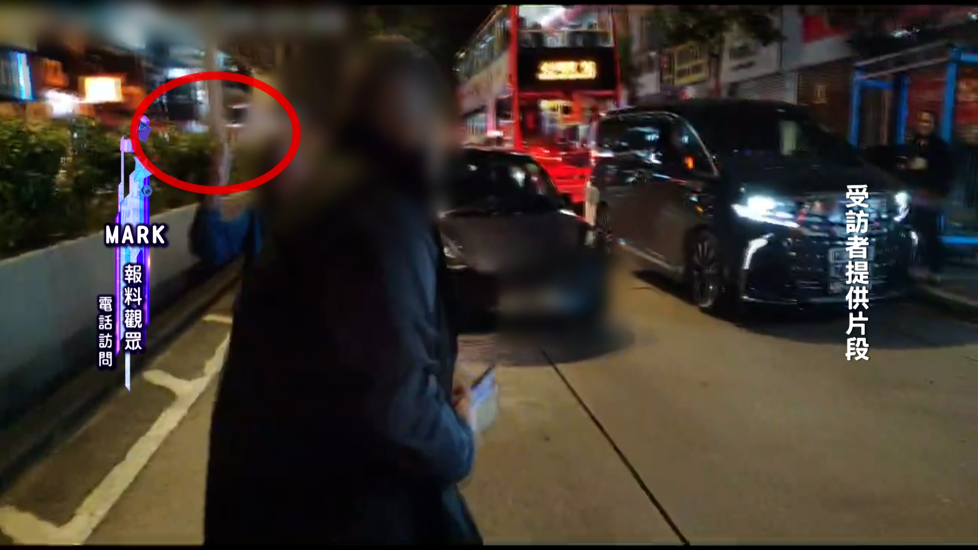 除了損壞別人車輛，外籍女士還亮出利刀，並將刀不斷揮舞。