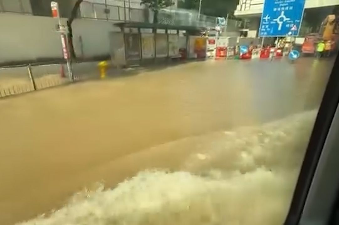 青衣警署正門前爆水管，泥水淹行人路及馬路。(現場影片截圖)